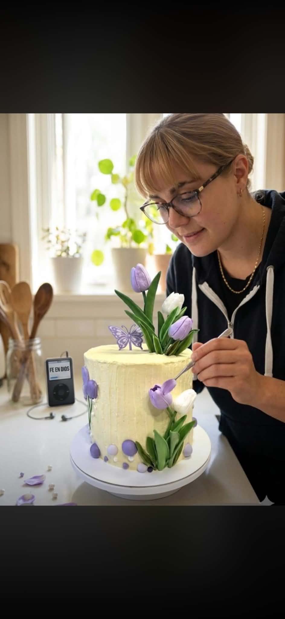 Mendha décorant un gâteau à la main